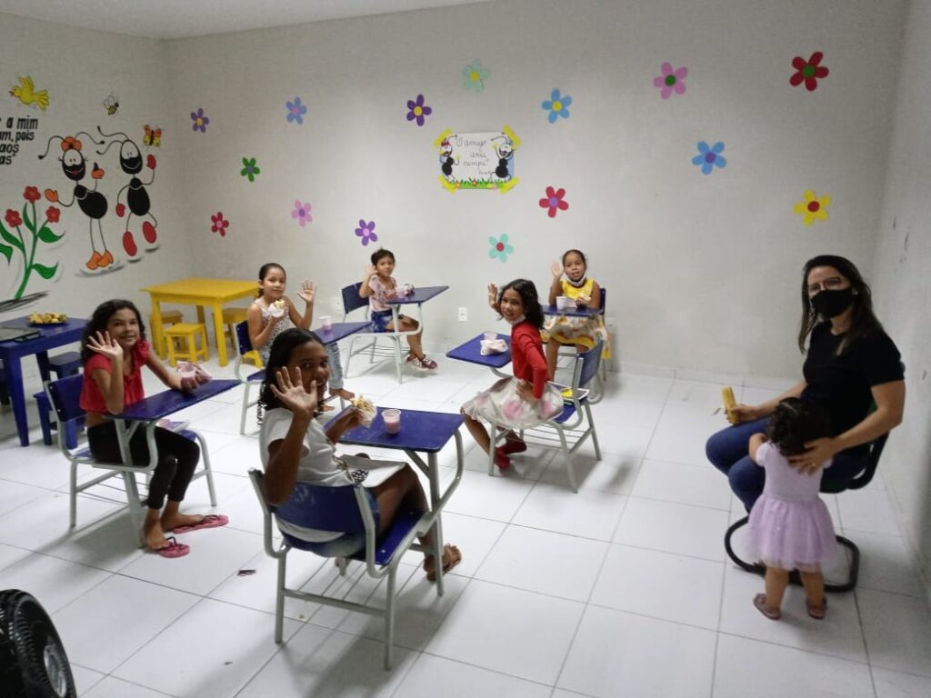 Karol Torres teaching children in Serra Branca